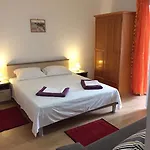 Crveno Zlato Konukevi Biograd Na Moru